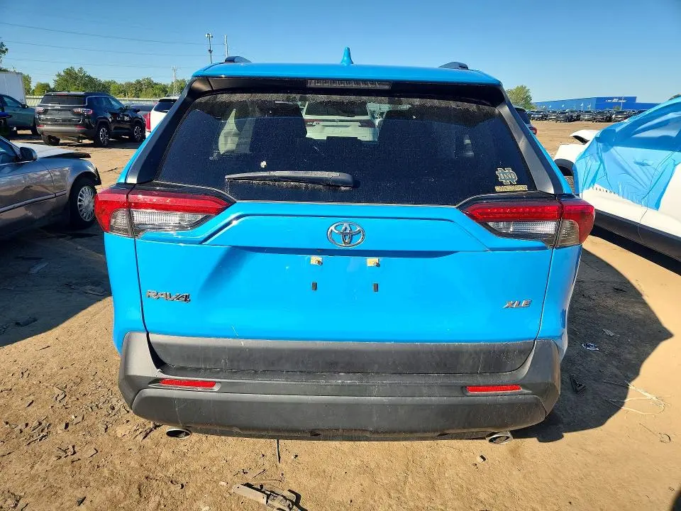 2021 TOYOTA RAV4 XLE  