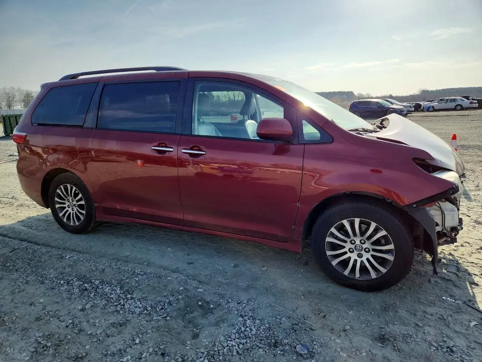 2018 TOYOTA SIENNA XLE 8-PASSENGER  