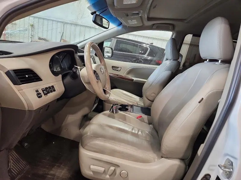 2014 TOYOTA SIENNA XLE 8-PASSENGER  