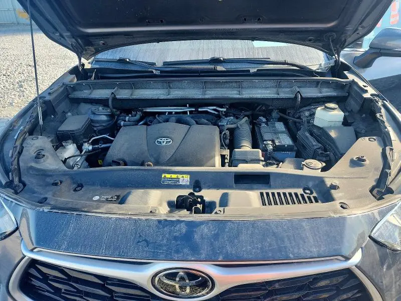 2021 TOYOTA HIGHLANDER LE  