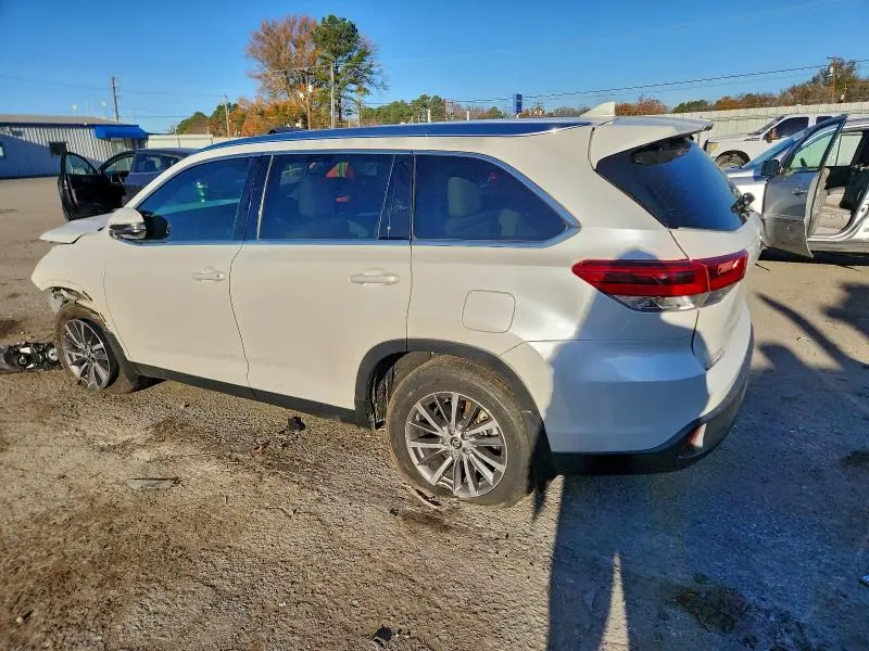2019 TOYOTA HIGHLANDER SE  