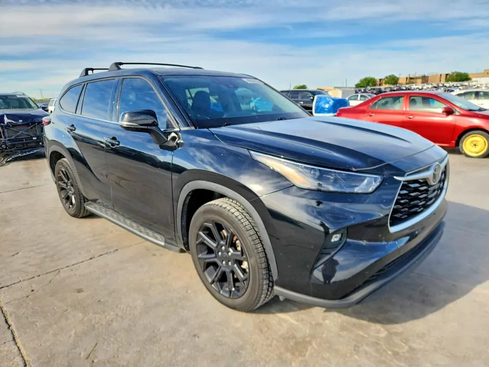 2022 TOYOTA HIGHLANDER LE  