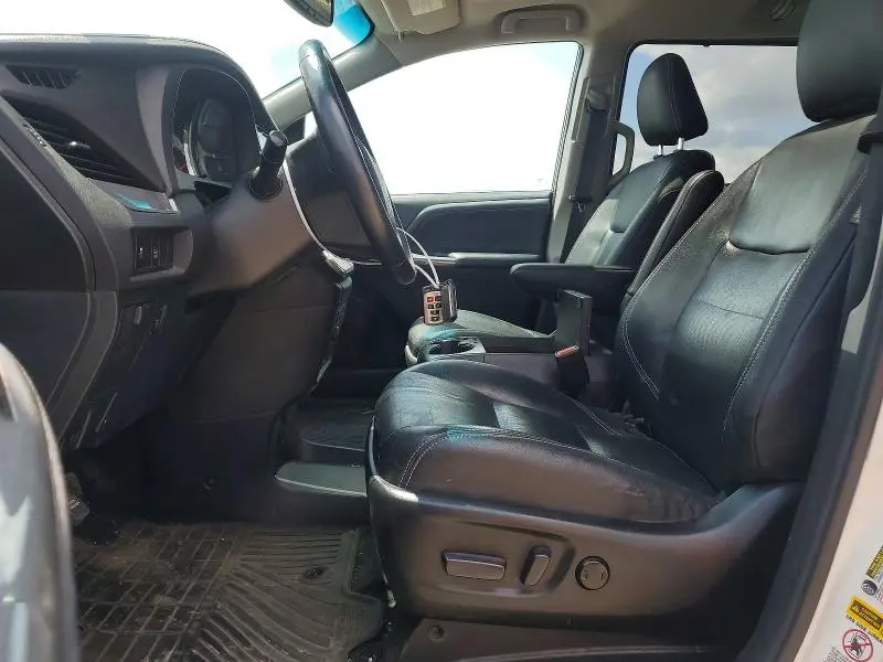 2016 TOYOTA SIENNA SE  