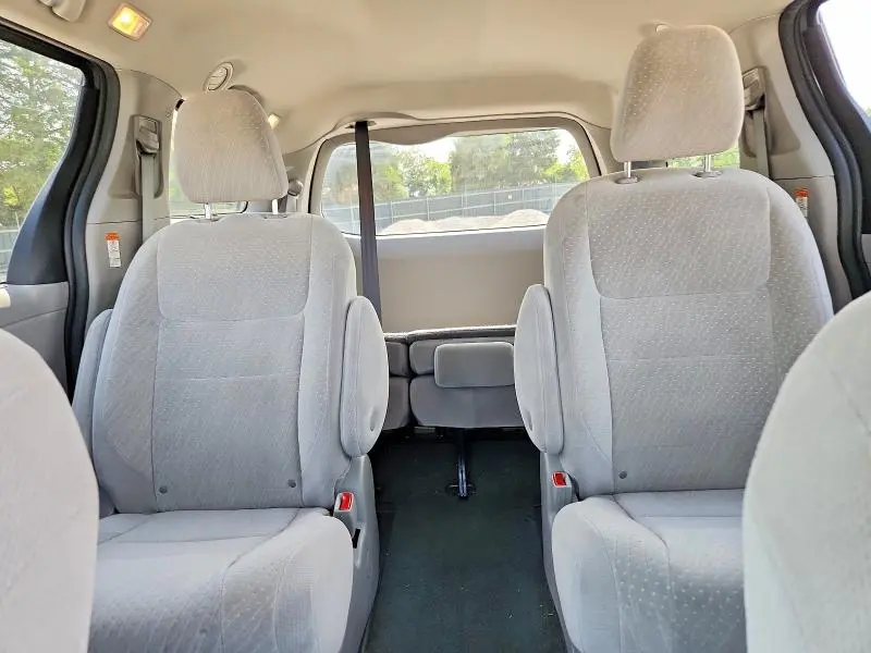 2020 TOYOTA SIENNA LE  