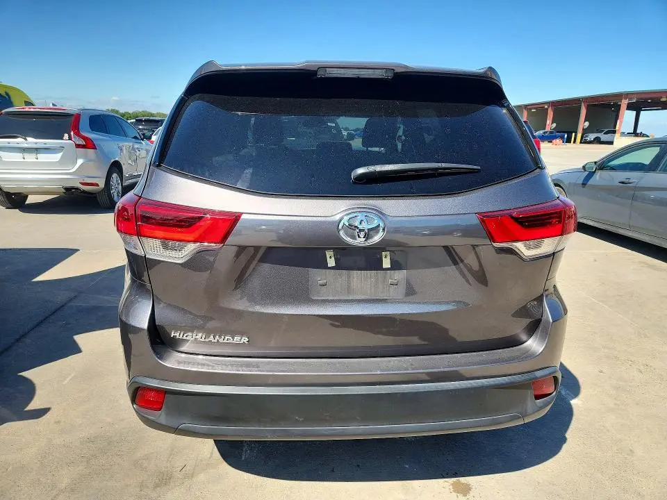 2019 TOYOTA HIGHLANDER LE  