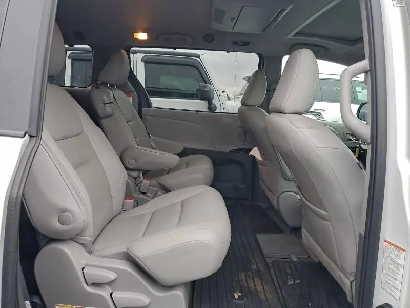 2020 TOYOTA SIENNA XLE  