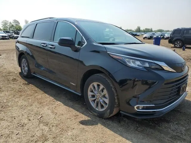 2021 TOYOTA SIENNA XLE  