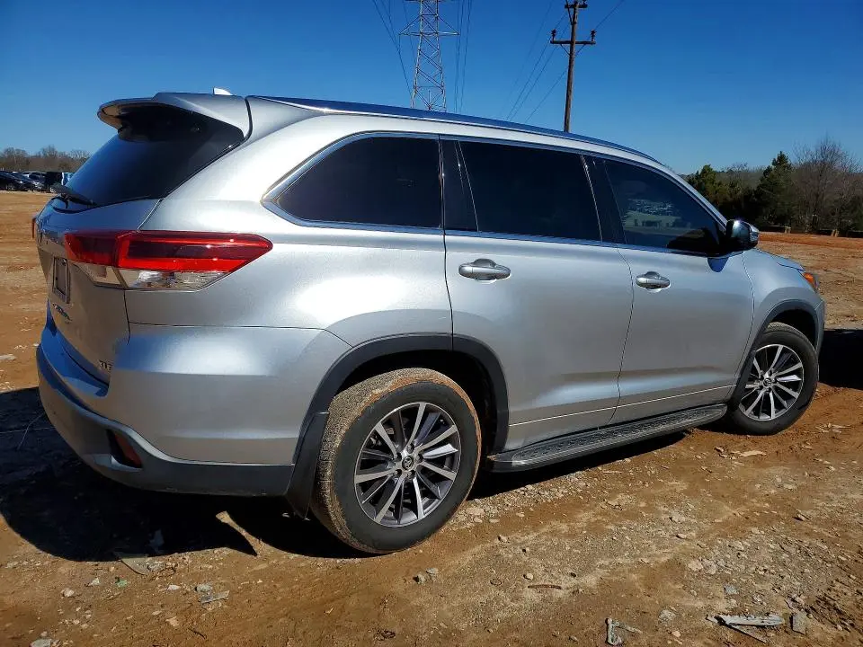 2017 TOYOTA HIGHLANDER SE  