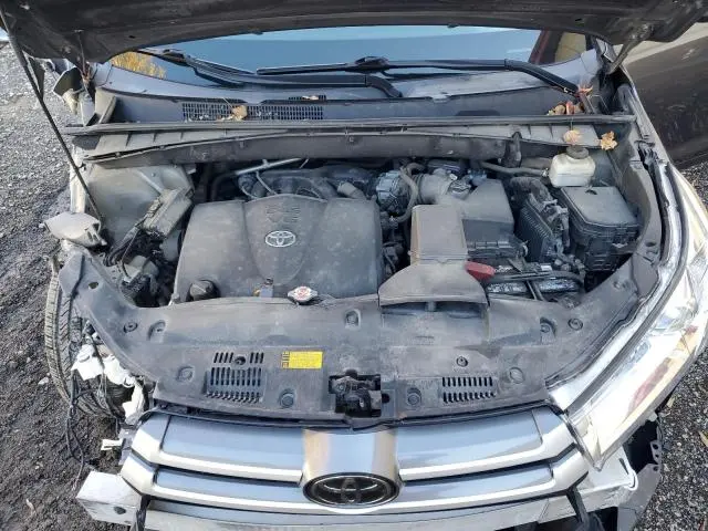 2019 TOYOTA HIGHLANDER SE  