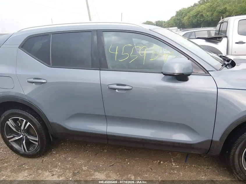 2023 VOLVO XC40 B5 CORE
