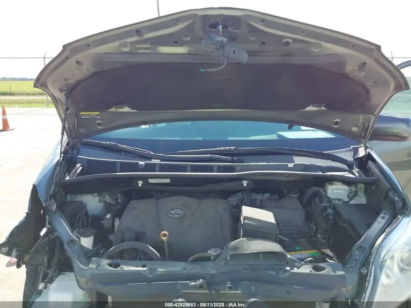 2019 TOYOTA SIENNA XLE 8 PASSENGER