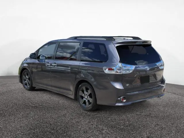 2016 TOYOTA SIENNA SE  