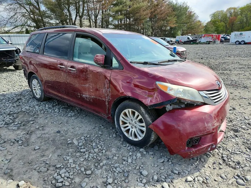 2015 TOYOTA SIENNA XLE 8-PASSENGER  