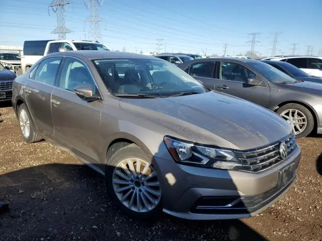2016 VOLKSWAGEN PASSAT SE  