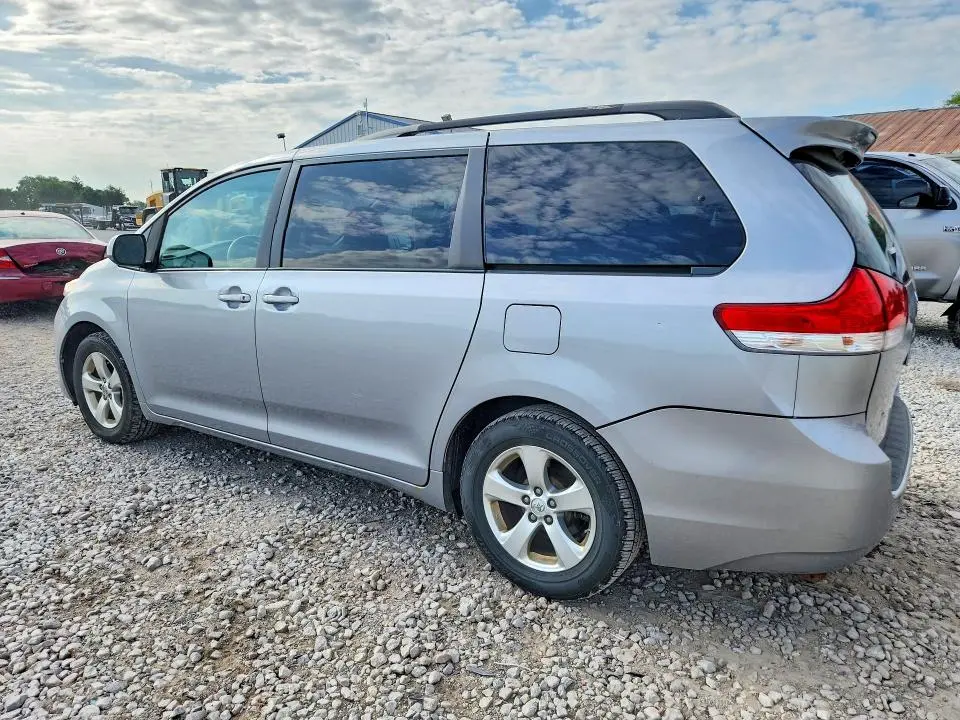 2013 TOYOTA SIENNA LE  