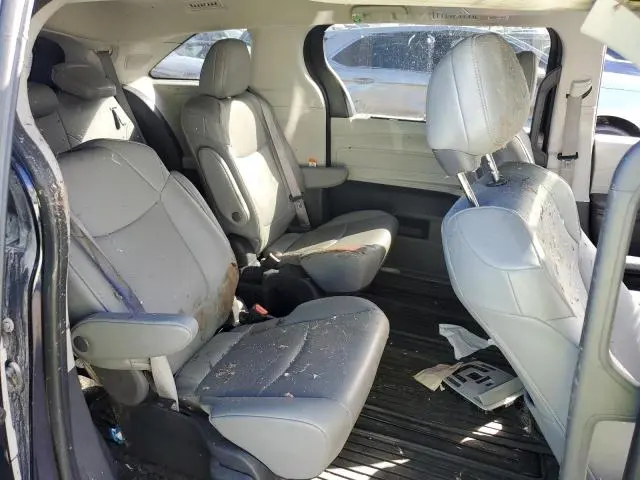 2022 TOYOTA SIENNA XLE  