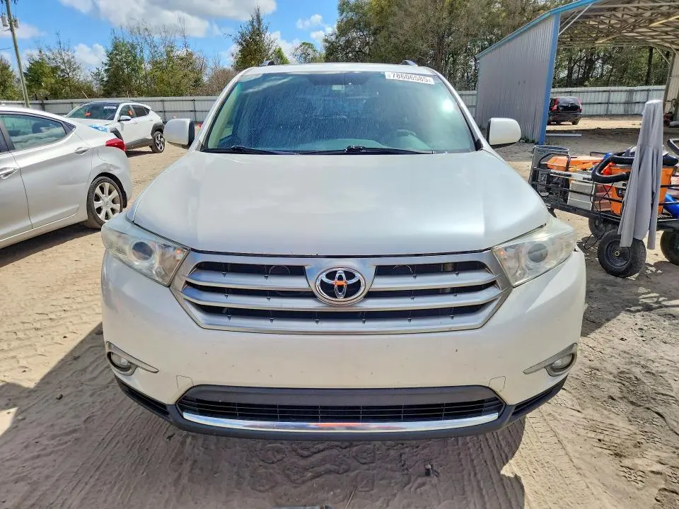 2013 TOYOTA HIGHLANDER SE  