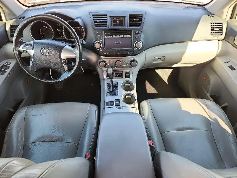 2011 TOYOTA HIGHLANDER SE  