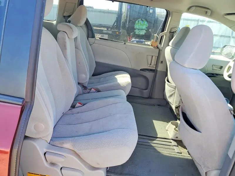 2011 TOYOTA SIENNA LE 8-PASSENGER  