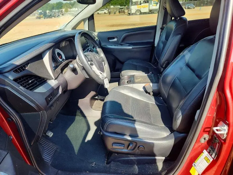 2020 TOYOTA SIENNA SE PREMIUM 8-PASSENGER  