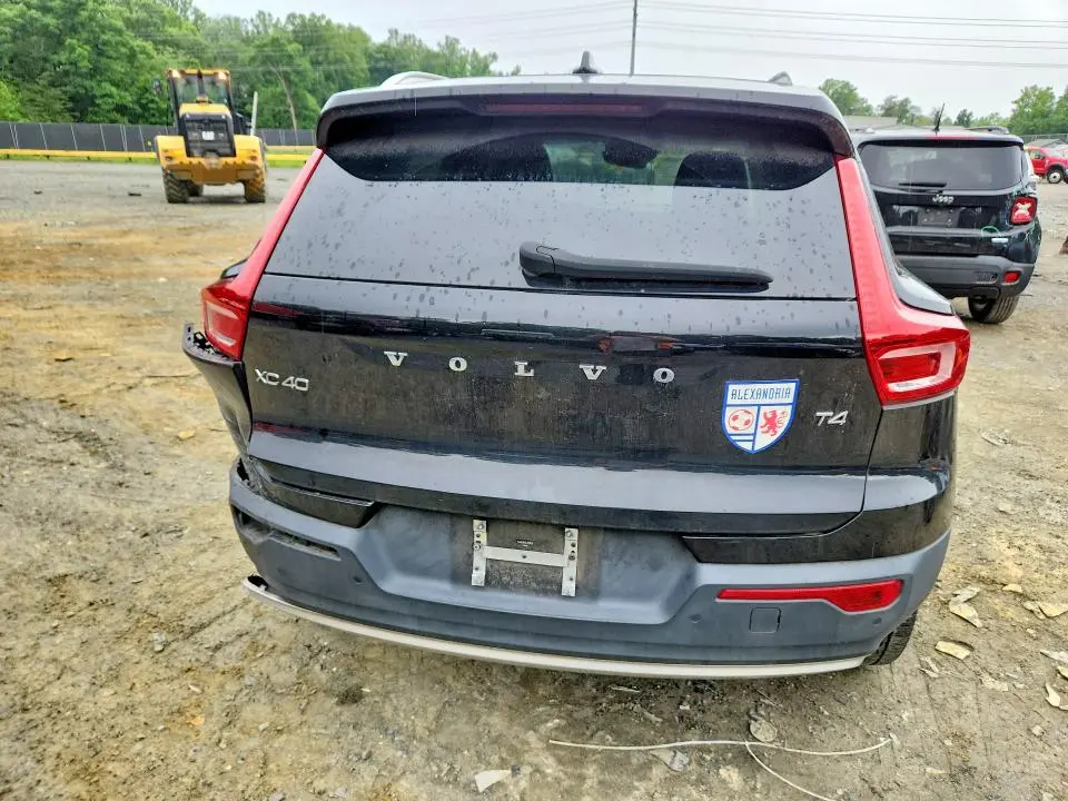 2020 VOLVO XC40 T4 MOMENTUM  