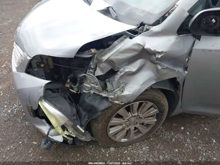 2017 TOYOTA SIENNA LIMITED PREMIUM 7 PASSENGER