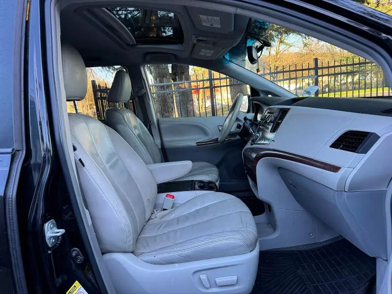 2014 TOYOTA SIENNA XLE 8-PASSENGER  