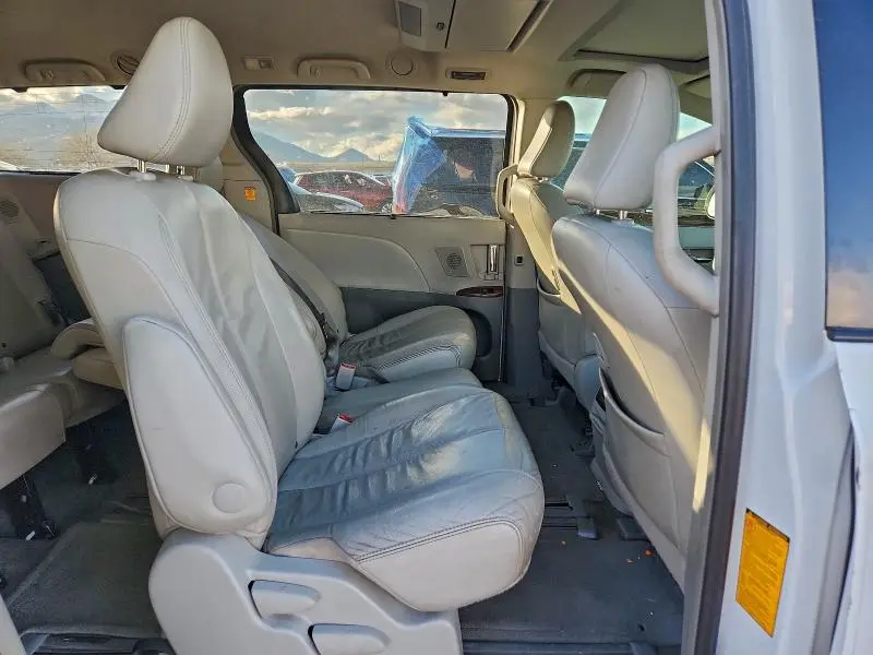 2013 TOYOTA SIENNA XLE  