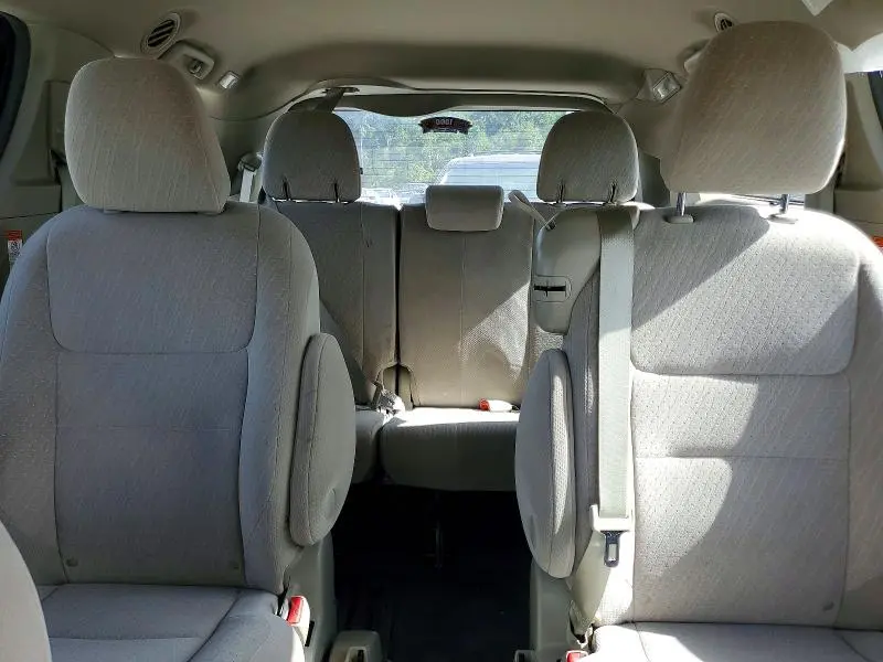 2017 TOYOTA SIENNA LE  