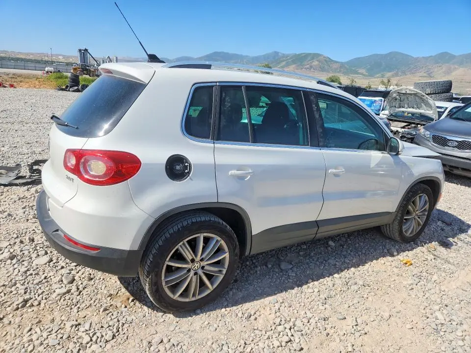 2011 VOLKSWAGEN TIGUAN S  