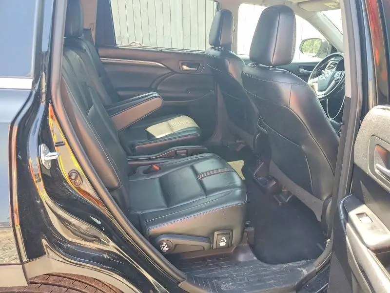 2018 TOYOTA HIGHLANDER SE  