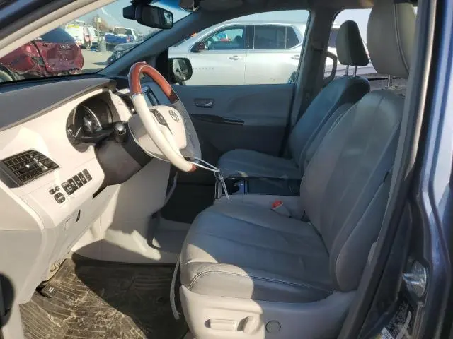 2013 TOYOTA SIENNA XLE  