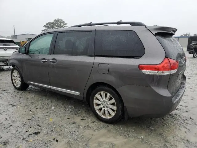 2013 TOYOTA SIENNA XLE  