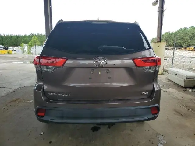 2019 TOYOTA HIGHLANDER SE  