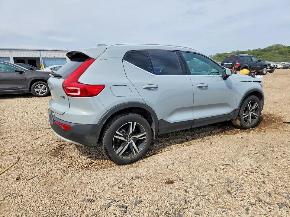 2025 VOLVO XC40 CORE  