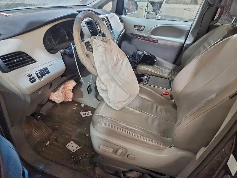 2013 TOYOTA SIENNA XLE  