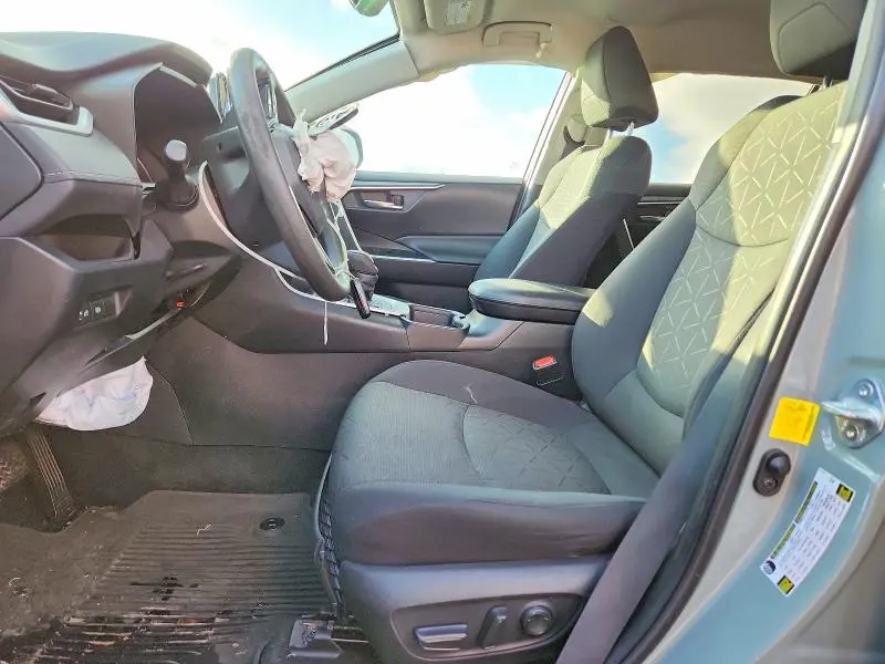 2021 TOYOTA RAV4 XLE  