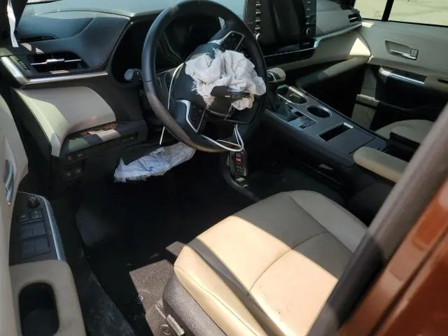 2021 TOYOTA SIENNA XLE  