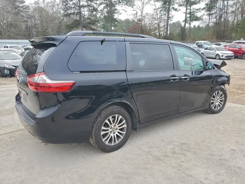 2020 TOYOTA SIENNA XLE  