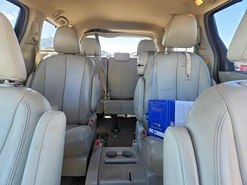 2013 TOYOTA SIENNA XLE 8-PASSENGER  