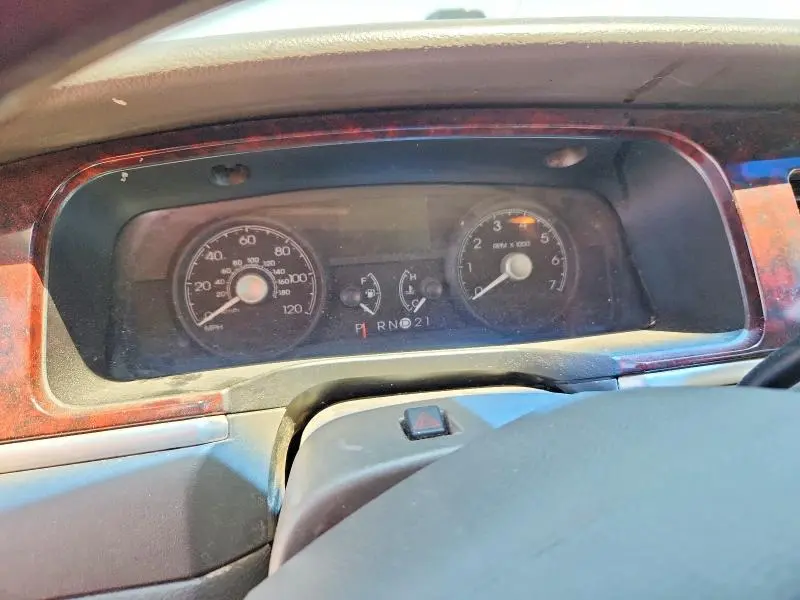 2010 LINCOLN TOWN CAR SIGNATURE LIMITED  