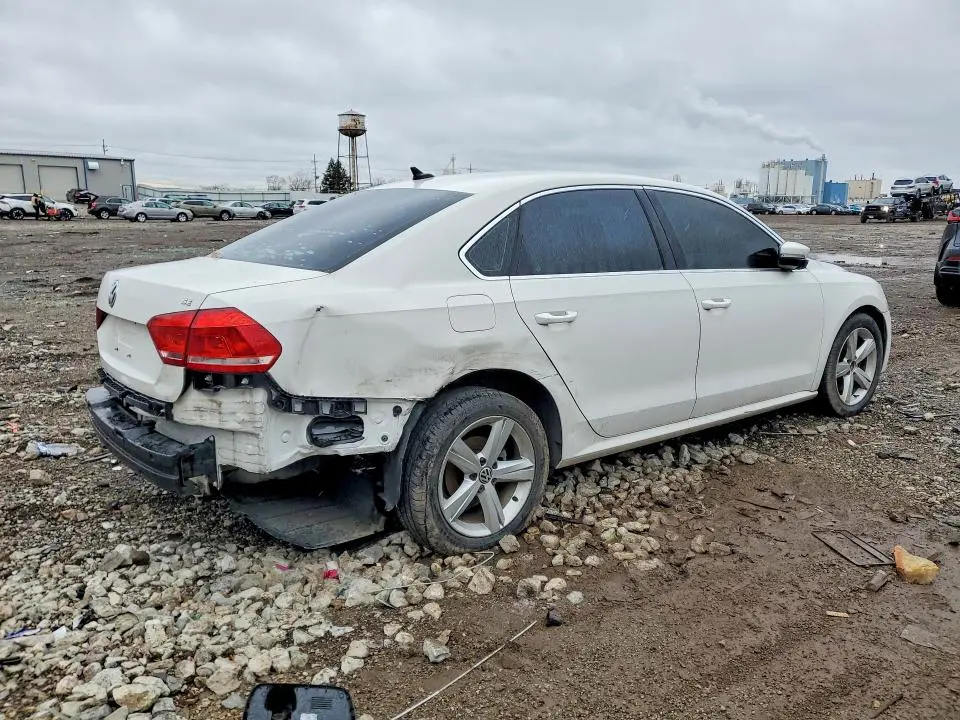 2013 VOLKSWAGEN PASSAT   