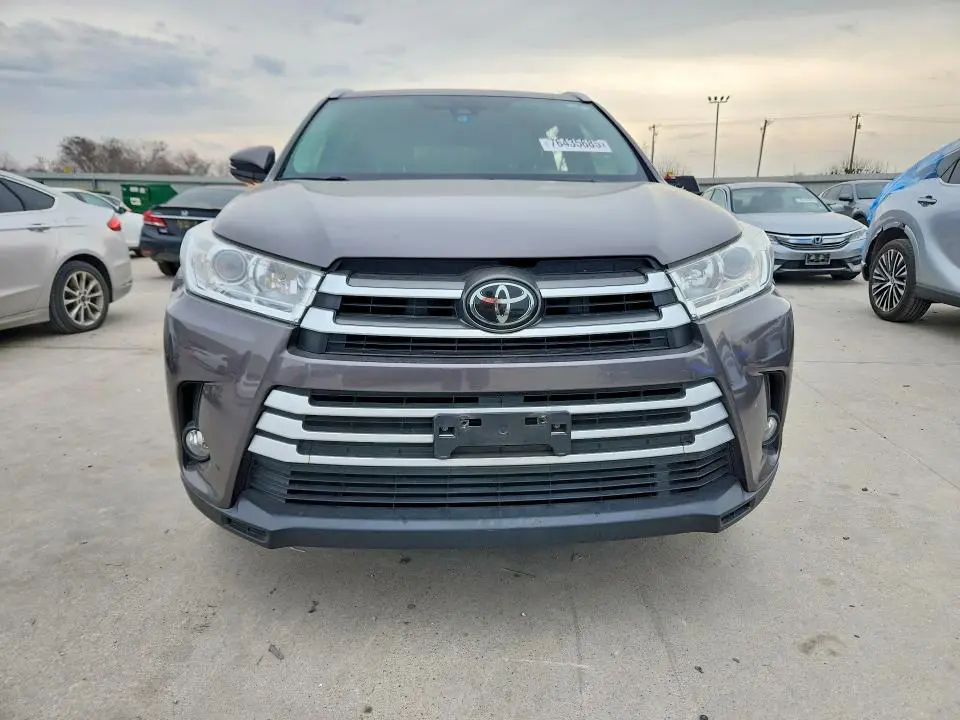 2017 TOYOTA HIGHLANDER SE  