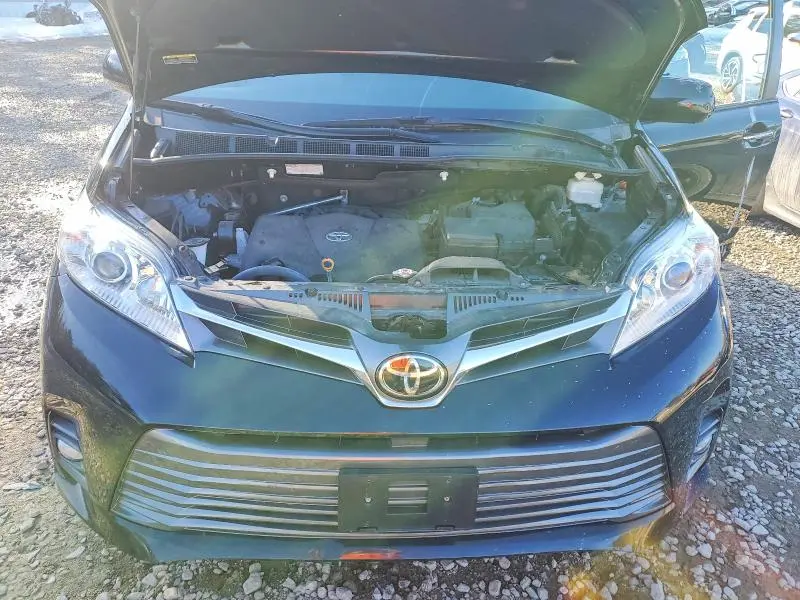 2018 TOYOTA SIENNA XLE 8-PASSENGER  