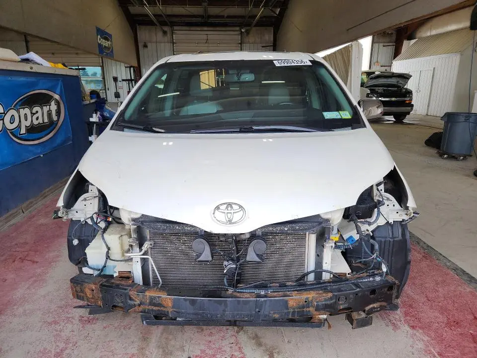 2015 TOYOTA SIENNA XLE 8-PASSENGER  