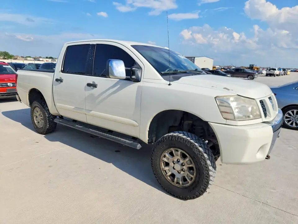 2011 NISSAN TITAN SV  