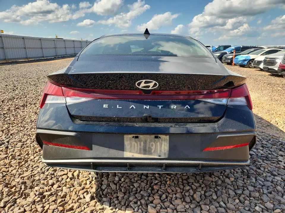 2025 HYUNDAI ELANTRA SE  