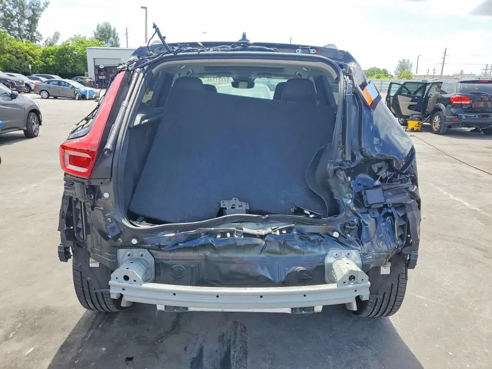 2025 VOLVO XC40 CORE  