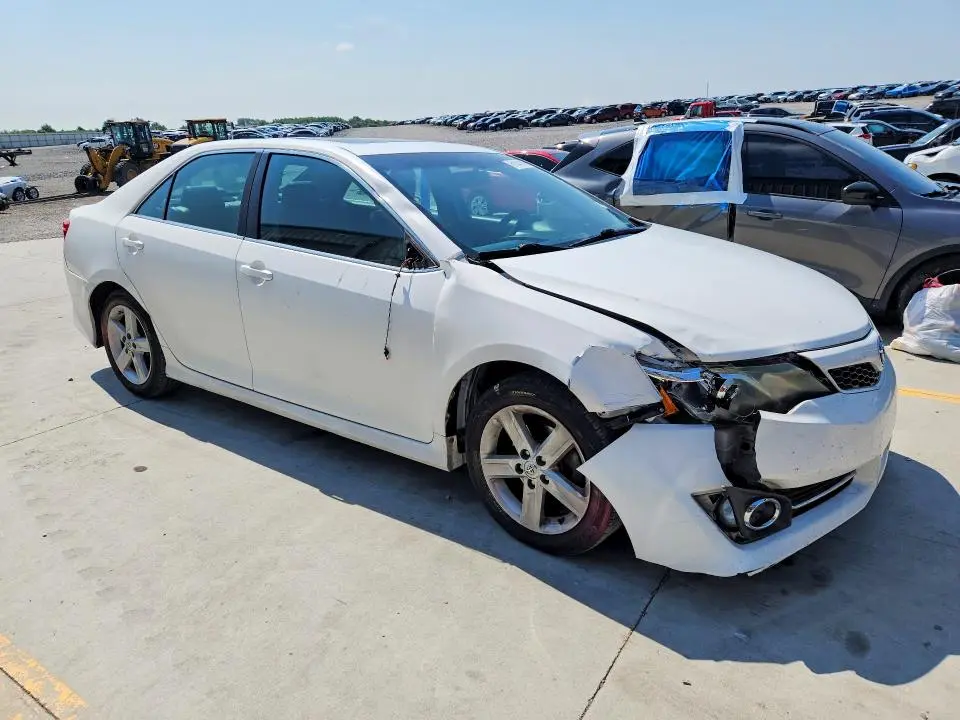 2014 TOYOTA CAMRY SE  