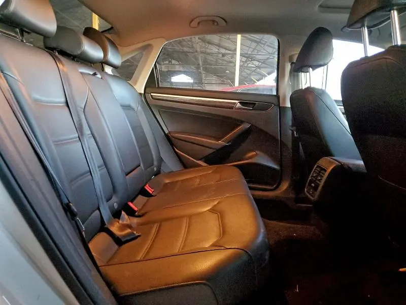 2018 VOLKSWAGEN PASSAT SE  